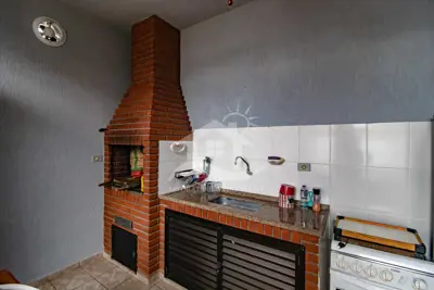 Casa - Sobrado com 4 dormitórios (sendo 4 suite(s)) a 600,00 metros praia.