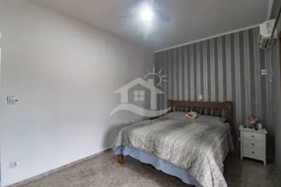 Casa - Sobrado com 4 dormitórios (sendo 4 suite(s)) a 600,00 metros praia.