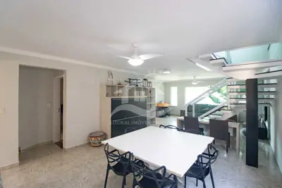 Casa - Assobradada com 6 dormitórios (sendo 6 suite(s)) a 200,00 metros praia.