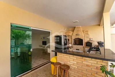 Casa - Assobradada com 6 dormitórios (sendo 6 suite(s)) a 200,00 metros praia.