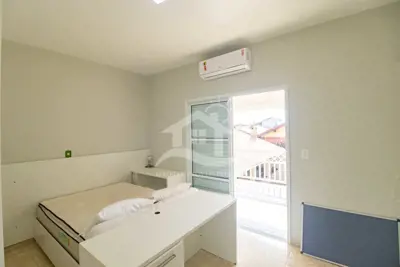 Casa - Assobradada com 6 dormitórios (sendo 6 suite(s)) a 200,00 metros praia.