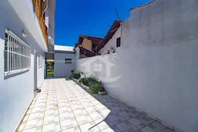 Casa - Assobradada com 4 dormitórios (sendo 1 suite(s)) a 50,00 metros praia.