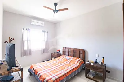 Casa - Assobradada com 4 dormitórios (sendo 1 suite(s)) a 50,00 metros praia.