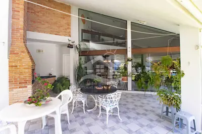 Casa - Assobradada com 4 dormitórios (sendo 1 suite(s)) a 50,00 metros praia.