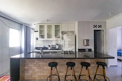 Apartamento - Amplo com 2 dormitórios (sendo 1 suite(s)) a 500,00 metros praia.