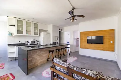 Apartamento - Amplo com 2 dormitórios (sendo 1 suite(s)) a 500,00 metros praia.