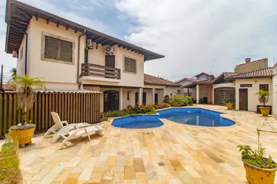 Casa - Sobrado com 4 dormitórios (sendo 2 suite(s)) a 500,00 metros praia.