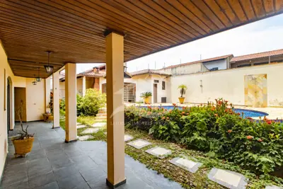 Casa - Sobrado com 4 dormitórios (sendo 2 suite(s)) a 500,00 metros praia.