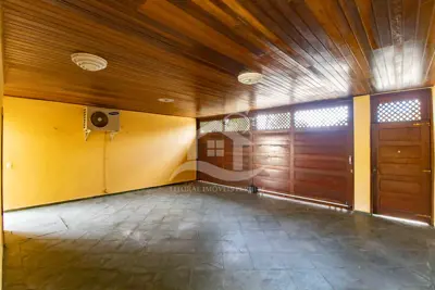 Casa - Sobrado com 4 dormitórios (sendo 2 suite(s)) a 500,00 metros praia.