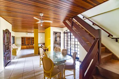 Casa - Sobrado com 4 dormitórios (sendo 2 suite(s)) a 500,00 metros praia.
