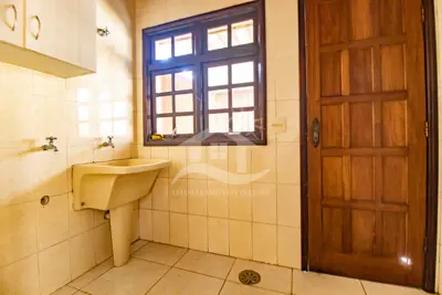 Casa - Sobrado com 4 dormitórios (sendo 2 suite(s)) a 500,00 metros praia.