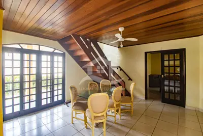 Casa - Sobrado com 4 dormitórios (sendo 2 suite(s)) a 500,00 metros praia.