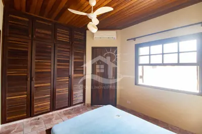 Casa - Sobrado com 4 dormitórios (sendo 2 suite(s)) a 500,00 metros praia.
