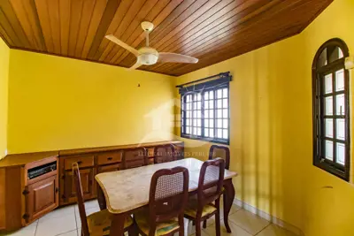 Casa - Sobrado com 4 dormitórios (sendo 2 suite(s)) a 500,00 metros praia.