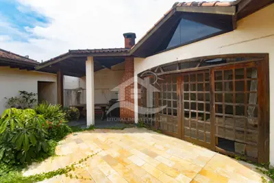 Casa - Sobrado com 4 dormitórios (sendo 2 suite(s)) a 500,00 metros praia.