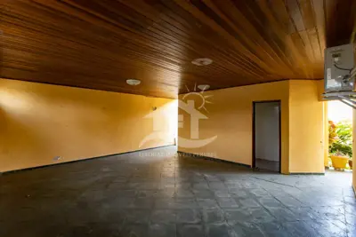 Casa - Sobrado com 4 dormitórios (sendo 2 suite(s)) a 500,00 metros praia.