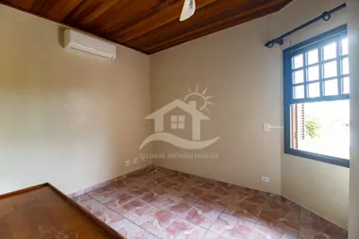 Casa - Sobrado com 4 dormitórios (sendo 2 suite(s)) a 500,00 metros praia.