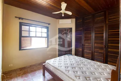 Casa - Sobrado com 4 dormitórios (sendo 2 suite(s)) a 500,00 metros praia.
