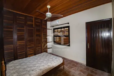 Casa - Sobrado com 4 dormitórios (sendo 2 suite(s)) a 500,00 metros praia.