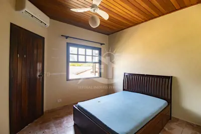 Casa - Sobrado com 4 dormitórios (sendo 2 suite(s)) a 500,00 metros praia.