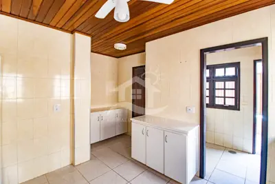 Casa - Sobrado com 4 dormitórios (sendo 2 suite(s)) a 500,00 metros praia.