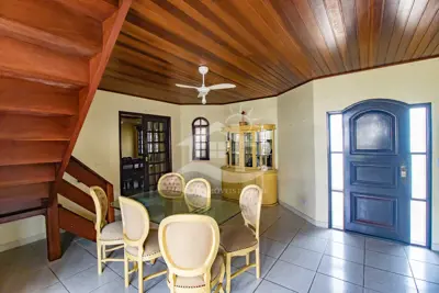 Casa - Sobrado com 4 dormitórios (sendo 2 suite(s)) a 500,00 metros praia.