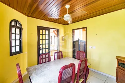 Casa - Sobrado com 4 dormitórios (sendo 2 suite(s)) a 500,00 metros praia.