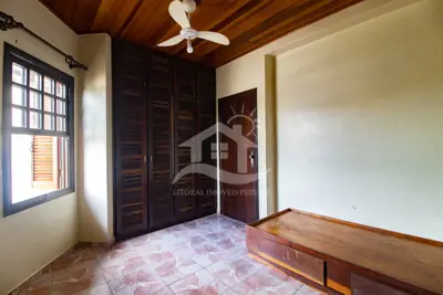 Casa - Sobrado com 4 dormitórios (sendo 2 suite(s)) a 500,00 metros praia.