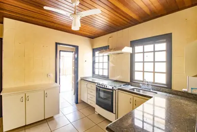 Casa - Sobrado com 4 dormitórios (sendo 2 suite(s)) a 500,00 metros praia.