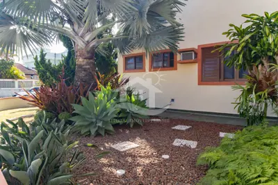 Casa - Sobrado com 5 dormitórios (sendo 4 suite(s)) a 300,00 metros praia.