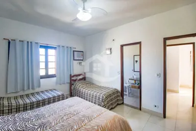 Casa - Sobrado com 5 dormitórios (sendo 4 suite(s)) a 300,00 metros praia.