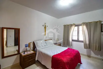 Casa - Sobrado com 5 dormitórios (sendo 4 suite(s)) a 300,00 metros praia.