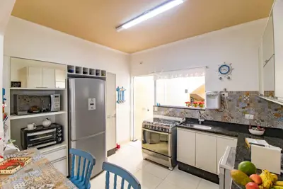 Casa - Sobrado com 5 dormitórios (sendo 4 suite(s)) a 300,00 metros praia.