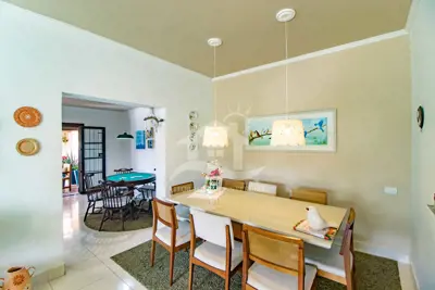 Casa - Sobrado com 5 dormitórios (sendo 4 suite(s)) a 300,00 metros praia.