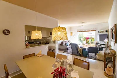 Casa - Sobrado com 5 dormitórios (sendo 4 suite(s)) a 300,00 metros praia.