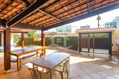 Casa - Sobrado com 5 dormitórios (sendo 4 suite(s)) a 300,00 metros praia.