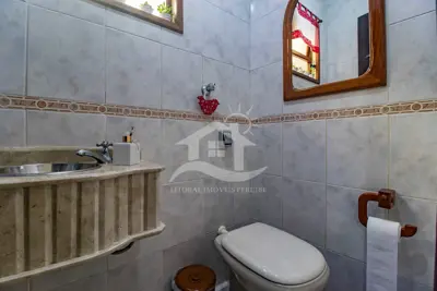 Casa - Sobrado com 5 dormitórios (sendo 4 suite(s)) a 300,00 metros praia.