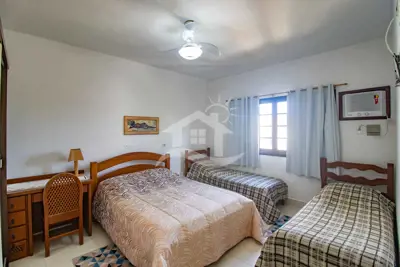 Casa - Sobrado com 5 dormitórios (sendo 4 suite(s)) a 300,00 metros praia.