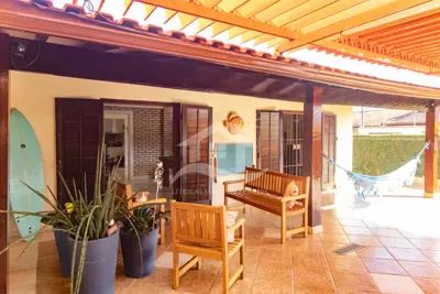 Casa - Sobrado com 5 dormitórios (sendo 4 suite(s)) a 300,00 metros praia.