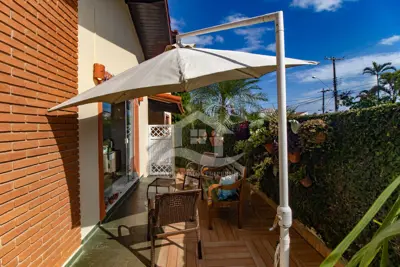 Casa - Sobrado com 5 dormitórios (sendo 4 suite(s)) a 300,00 metros praia.
