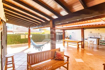 Casa - Sobrado com 5 dormitórios (sendo 4 suite(s)) a 300,00 metros praia.