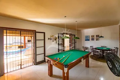 Casa - Sobrado com 5 dormitórios (sendo 4 suite(s)) a 300,00 metros praia.