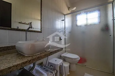 Casa - Sobrado com 5 dormitórios (sendo 4 suite(s)) a 300,00 metros praia.