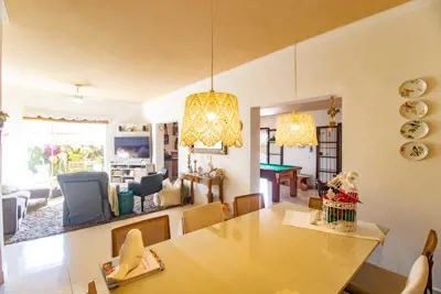Casa - Sobrado com 5 dormitórios (sendo 4 suite(s)) a 300,00 metros praia.