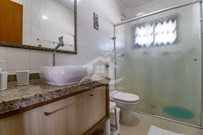 Casa - Sobrado com 5 dormitórios (sendo 4 suite(s)) a 300,00 metros praia.