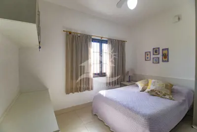Casa - Sobrado com 5 dormitórios (sendo 4 suite(s)) a 300,00 metros praia.