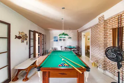 Casa - Sobrado com 5 dormitórios (sendo 4 suite(s)) a 300,00 metros praia.