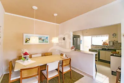 Casa - Sobrado com 5 dormitórios (sendo 4 suite(s)) a 300,00 metros praia.