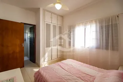 Casa - Sobrado com 5 dormitórios (sendo 4 suite(s)) a 300,00 metros praia.