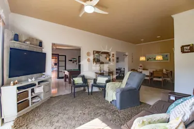 Casa - Sobrado com 5 dormitórios (sendo 4 suite(s)) a 300,00 metros praia.